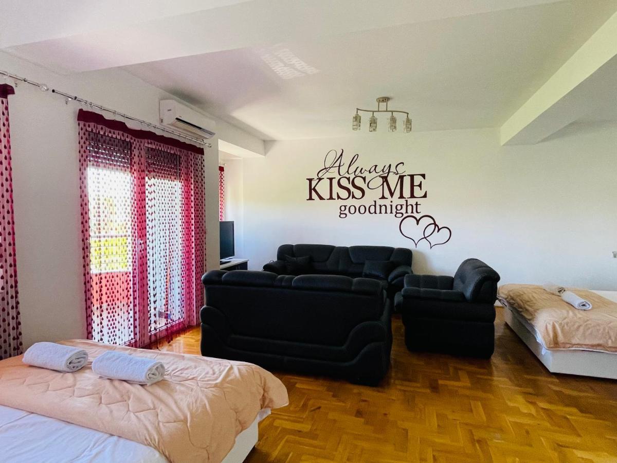 Front Beach Exclusive Apartments ستروغا المظهر الخارجي الصورة